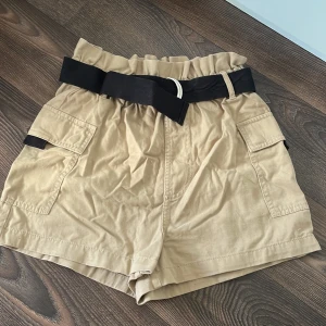 Cargo shorts - Ett par oanvända cargo short med fickor och bälte man kan justera, nyskick, as balla🤍