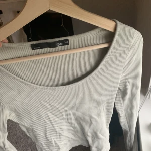 Långärmad grön topp - En turkos grön topp från lager157 och står M/L men skulle säga mer att det bara är en M💞
