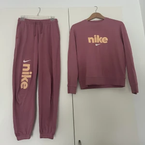 Tvådelat mjukisset Nike - Tvådelat mjukisset från Nike. Använt ett fåtal gånger. Säljs pga att det inte passar längre. Byxorna är i storlek XS och tröjan i storlek S. 