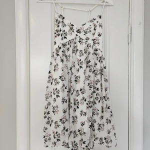 Klänning - Superfin klänning från hollister som länge varit en favorit. Har dock inte kommit till så mycket användning så funderar därför på att sälja❤️ mycket bra skick!