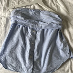 Topp - Super fin topp i skjorta som använts endast en gång. Sitter jätte fint och passar perfekt till vardagen eller till festligare tillfällen😍😍 tröjan är i storlek M men skulle säga den sitter mer som en S. Hör av er om ni har frågor!!❤️❤️