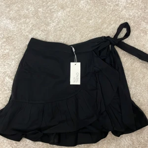 linen skirt från nelly! - helt oanvänd, nytt skick!