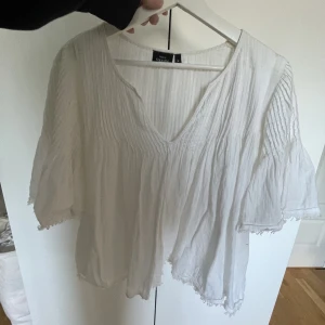 Blus - En superfin blus ifrån kappahl, storlek S. Har du fler frågor så skriv🩷 har du mer frågor så är det bara att skriva till mig🩷 Obs! Köparen står alltid för frakten!