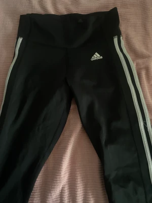 Adidas  - Säljer dessa adidas tränings tights, använda ett par fåtal gånger men inga defekter alls! Väldigt sköna att träna i! 