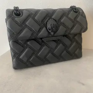 Säljer min superfina kurt geiger väska som jag köpte på zalando innna sommaren för lite över 2000kr den är i superfint skick! Dustbag medföljer! Hör av er vid intresse!🥰