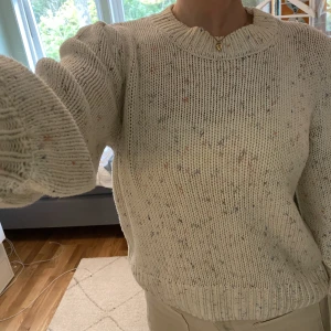 Ljus stickad tröja  - Jättemysig stickad tröja från Vila!!
