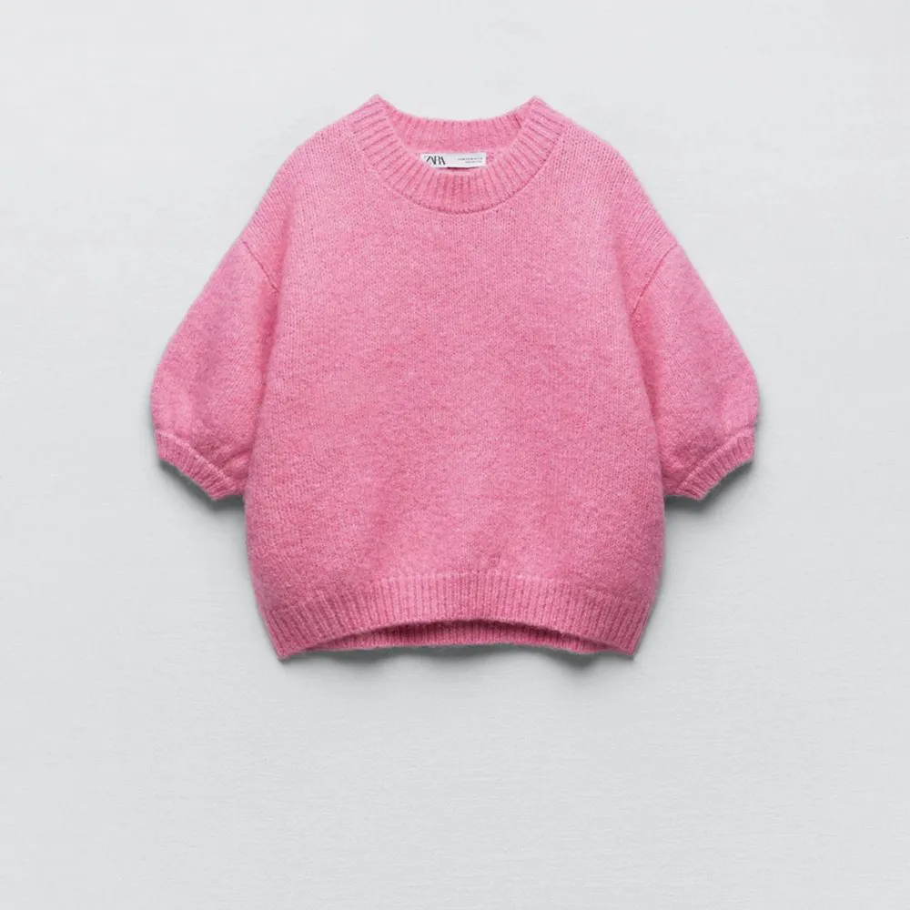Rosa stickad kortärmad tröja från Zara i storlek medium. Bara änvänd en gång så den är i jättebra skick! 💕 . Stickat.