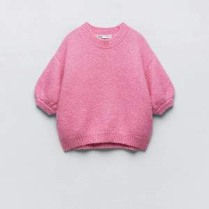 Rosa stickad kortärmad tröja från Zara i storlek medium. Bara änvänd en gång så den är i jättebra skick! 💕 