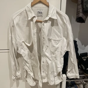 Jeansjacka/ overshirt - Jacka som passar till allt från Zara. Nytvättad och ser skrynklig ut på bilden. Inga fläckar eller hål osv 