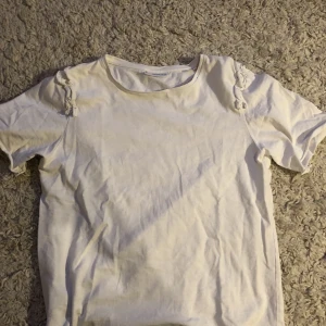 Vit-t-shirt - Vit t-shirt med volang från MNG 140 cm men passar som xs