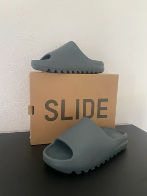 Yeezy slides - Storlek us 9 / 42-43 Skick 10/10 helt nya  Pris kan diskuteras 