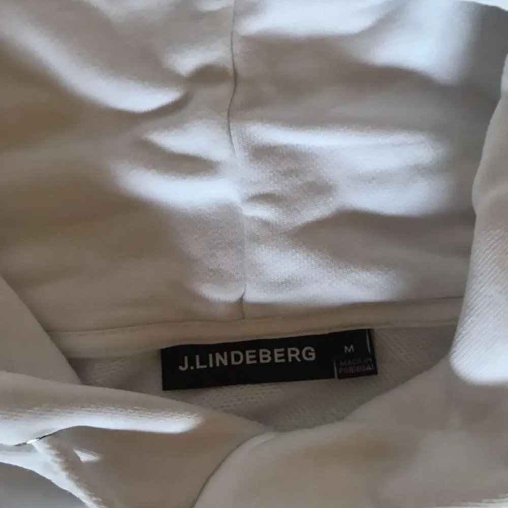 Tja! Säljer nu min skit snygga J Linderberg hoodie som är stilren och passar till allt. Skicket är i nyssick. Nypris ligger på 1400kr mitt pris 800kr. Hoodies.