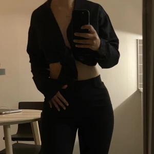 Svart satinskjorta - Svart satinskjorta. Den är oversized och på bilden har jag knutit den. Perfekt till festen! 🎉 