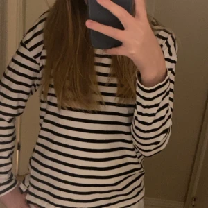 Snygg stockholmsstil randig långärmad tröja  - Jag säljer en jättesnygg långärmad randig tröja i storlek S från lager 157. Jag säljer den pågrund av att den har blivit lite för liten för mig. (Klicka inte köp nu innan att haft kontakt med mig)💘💘