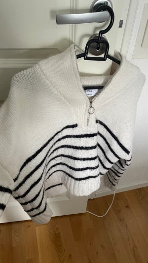 Stickad tröja - En jätteskön stickad tröja med snygg detalj💕💕