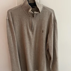 Ralph Lauren halvzip - Knappt använd, superbra skick. För fler bilder och frågor så är det bara att skriva!