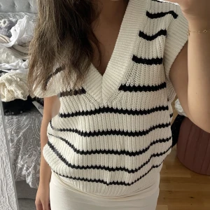 Stickad randig väst - En superfin stickad randig väst från Gina tricot🥰Går och ha till allt och passar perfekt året runt🤩🤩