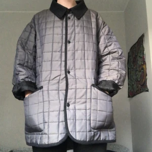 Quiltad jacka - Mörkgrå och lite skimrande quiltad jacka. Ganska tunn. Storlek M🖤mycket bra skick! 