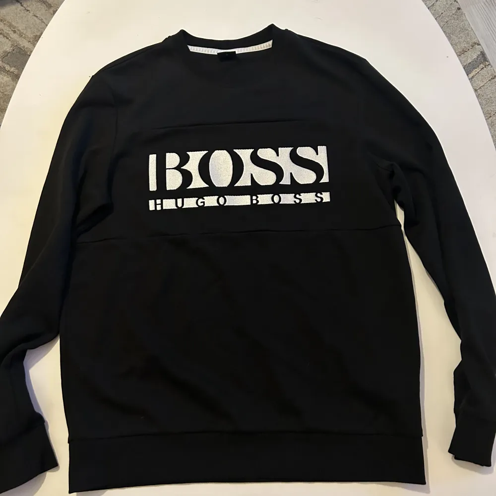 En oanvänd Hugo boss tröja i storlek medium. Köpt från boozt, nypris 1200. Priset kan diskuteras väl.. Tröjor & Koftor.