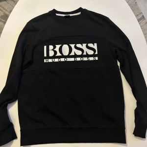 Hugo boss tröja storlek M - En oanvänd Hugo boss tröja i storlek medium. Köpt från boozt, nypris 1200. Priset kan diskuteras väl.