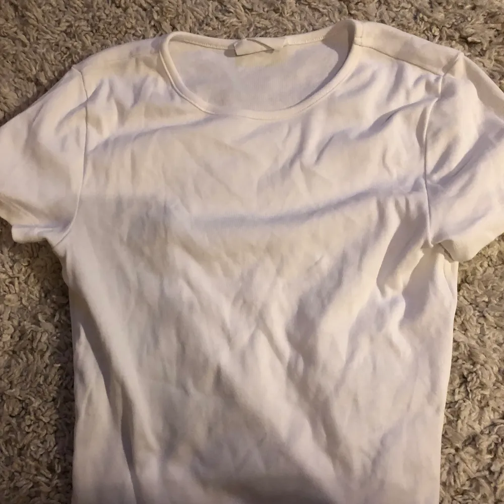 Aldrig använd nyskick vit basictröja helt ny (jag säljer en likadan i brun färg) storlek xs . T-shirts.