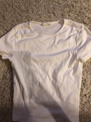 Vit -t-shirt - Aldrig använd nyskick vit basictröja helt ny (jag säljer en likadan i brun färg) storlek xs 