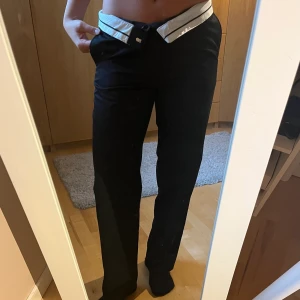 Kostymbyxor - Kostymbyxor/skater byxor som man kan ha nedvikt, lowwaist eller uppvikta. Straightleg i strl 36!