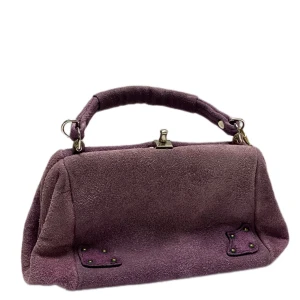 Vintage mini väska  - Vintage suede mini väska med fina detaljer på handtagen   Lite missfärgat på framsidan, men ser fortfarande bra ut  Skriv till mig vid frågor, kan skicka flera bilder på insidan