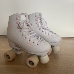 Rullskridskor  - Ett par rullskridskor som inte är använda så många gånger, nypris 700kr. Köparen står för frakten.😊