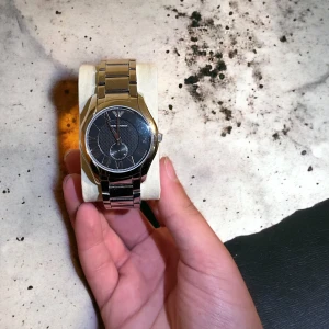 Armani klocka - Nypris 3500 säljs för 1700