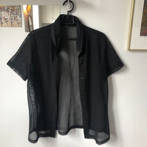 Kortärmad meshskjorta - Svart kortärmad meshskjorta. Storlek S🍒