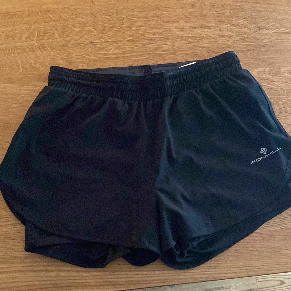 Säljer dem här svarta tränings shortsen i strl 38, dem har blivit försmå för mig.  Köpta på stadium för ett tag sedan, har använts en gång och är i nyskick💕. Shorts.