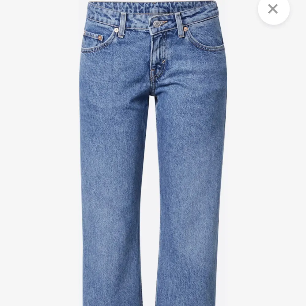 Jeans från weekday som jag säljer då jag har köpt fel storlek och inte hunnit lämna tillbaka. Säljer dessa i två olika längder 24/30 och 24/32!💕. Jeans & Byxor.
