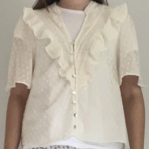 Zara blus - En helt ny blus från zara helt oanvänd!Har inga defekter och den är helt slutsåld. Den är bara provad men gick inte att lämna tillbaka. Den är typ creme färgad!⭐️