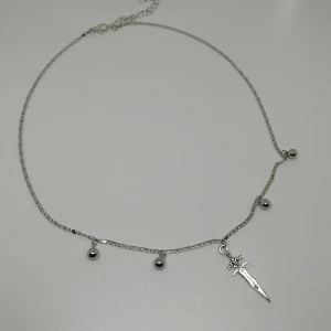 Halsband ~svärd med kulor~ - Halsband gjort/designat av av mig. Nytt/oanvänt.  Längd: 44 cm + 7 cm extra länk. (frakt: 15 kr för frimärke) 