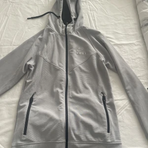 Nikedress - Nike dress, båda delarna för 500 kr, byxorna är utsvängda och dom är aldrig använda. Storlek M