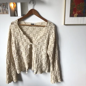 Spetsblus - Vacker beige/gyllenefärgad spetsblus med en knapp🤎Storlek 42/44!