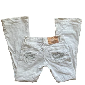 y2k vintage victoria beckham jeans - en av mina favvo jeans som jag tyvärr måste sälja. 😩 från victoria beckham! Utsvängda och lågmidjade. Några kristaller har lossnat. FRAKTFRITT JUST NU MED KÖP NU!! 💓