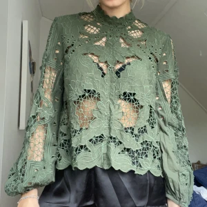 Grön blus  - Blus från zara som knappt är använd. 