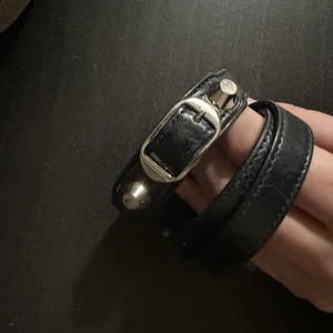 Balenciaga armband i läder  - Vintage balenciaga armband i läder!  I använt skick, men tillhör looken!