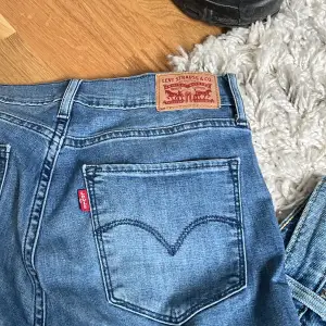 Hej! Jag säljer mina straight/ skinny fitted jeans från Levi’S i storleken 28 (EU 36)