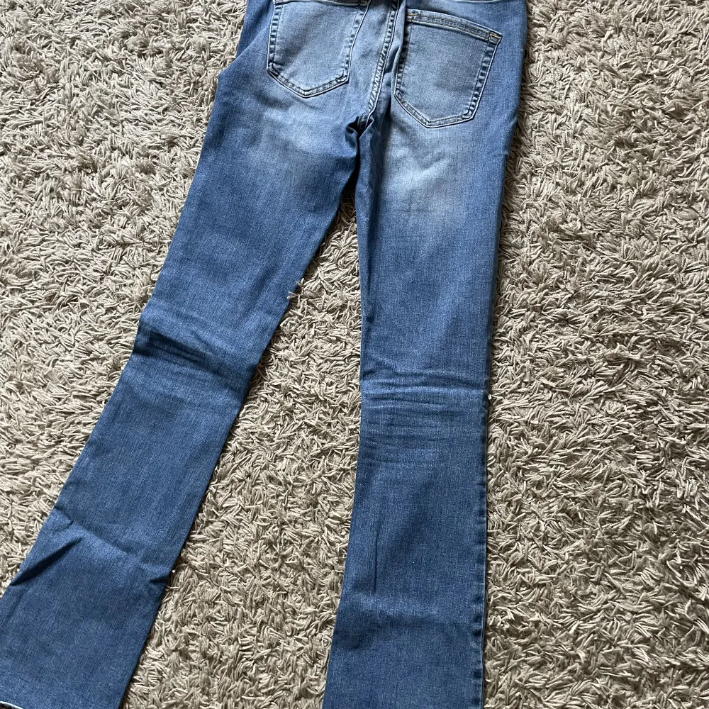 Snygga lågmidjade jeans från only Passar mig perfekt som är 177 och har storlek 40 i byxor. Jeans & Byxor.