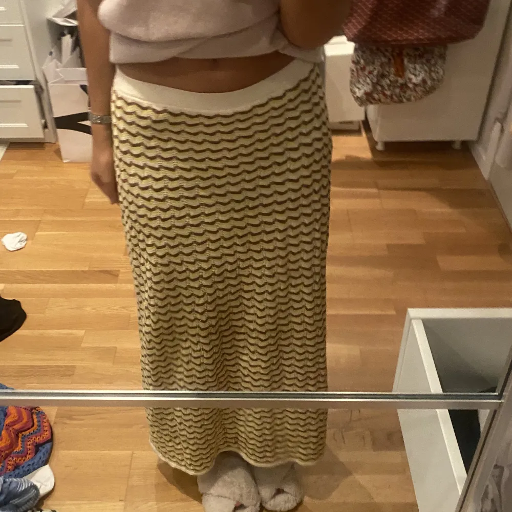 En underbart fin lång kjol ifrån Zara med missoni inspirerat mönster. Väldigt fint skick. . Kjolar.