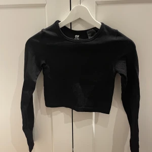 Svart träningströja - Svart träningströja från hm. Använd fåtal gånger. Nyskick