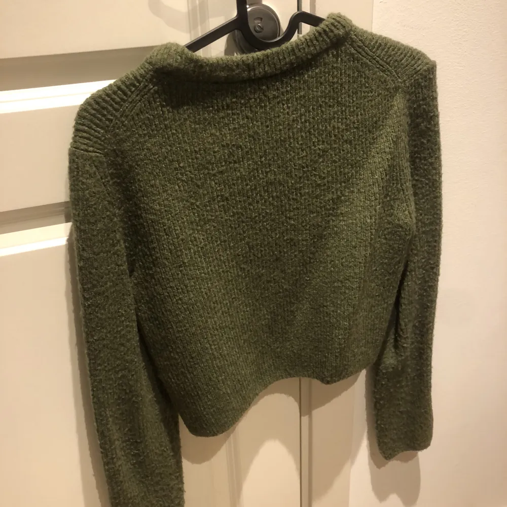 Stickad mörkgrön tröja, supermysig men säljer då den inte används. Använd fåtal gånger, fri från fläckar & skador🫶🏻frakt tillkommer 💓vit tråd på första bilden, ingen fläck!. Stickat.