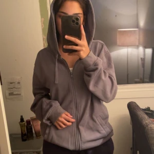 Kofta - Säljer denna mysiga blå koftan från h&m för 160kr. Har används innan men har inga defekter. Säljer den för att den används inte längre. DM för mer bilder eller övriga frågor💜