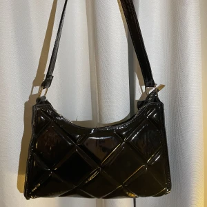 svart handväska  - säljer denna fina handväskan som inte längre kommer till användning. passar till allt! skriv för frågor/ mer bilder!! 💓💓