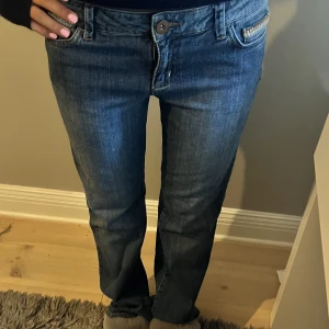 Lågmidjade jeans - Lågmidjade utsvängda jeans, har tyvärr ingen strl lapp men skulle säga att de är som en 36 eller 38💕💕skriv privat om fler frågor!