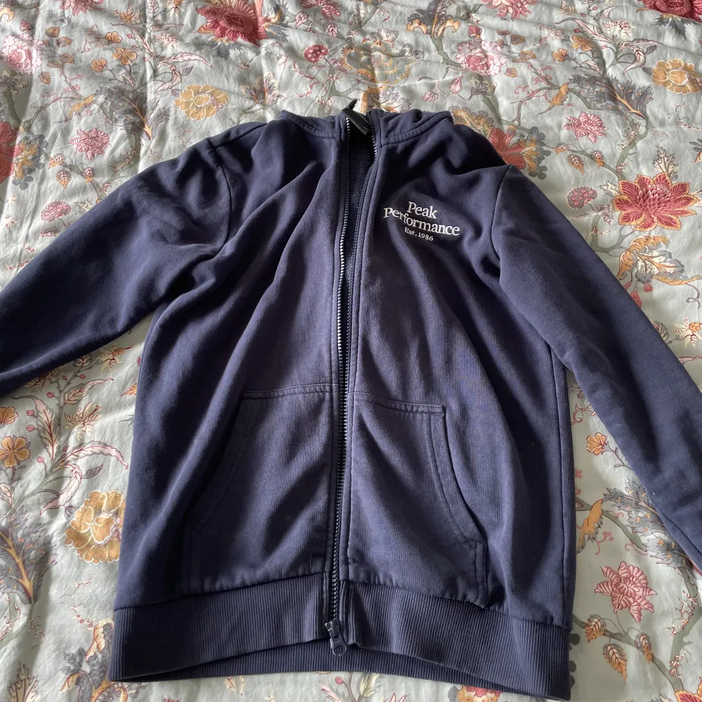 mörkblå peak performance hoodie i strl 160❤️ bra skick men syns att den är använd🫶🏼 köpare står för frakt❤️. Hoodies.