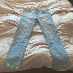 Säljer mina ljusblåa levis 501 jeans eftersom dem är för små för mig. Strl W32 L34